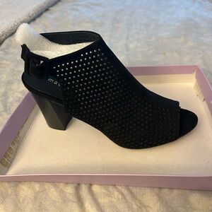 Steve Madden NWT Black Perforated Heels